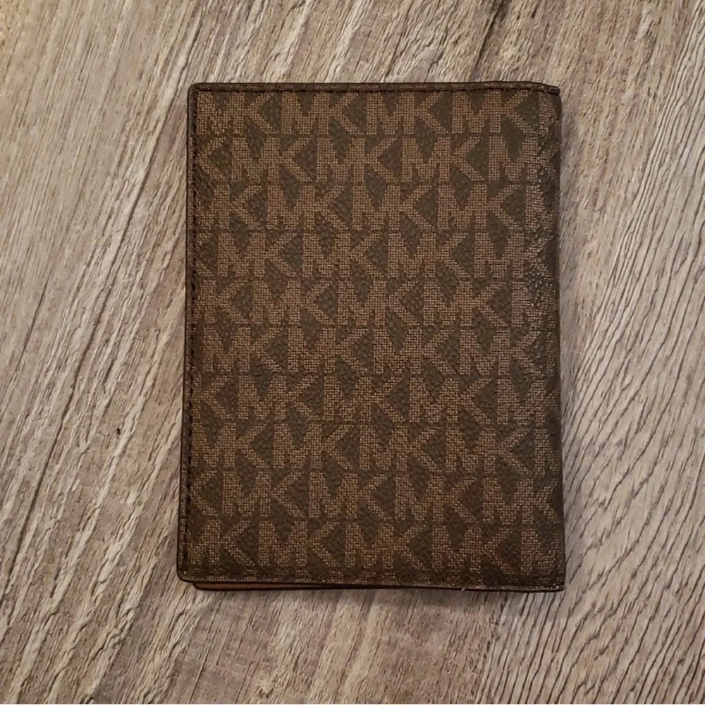 Michael Kors Passport Wallet. Brown & Gold. - Picture 3 of 6